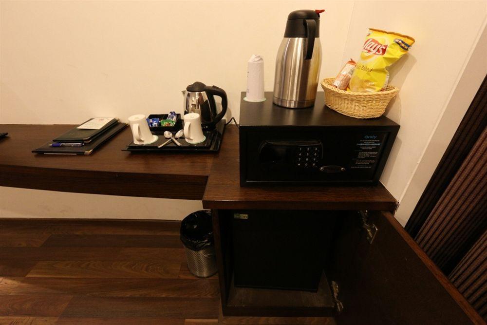 Hotel Le Roi Near New Delhi Railway Station Екстериор снимка