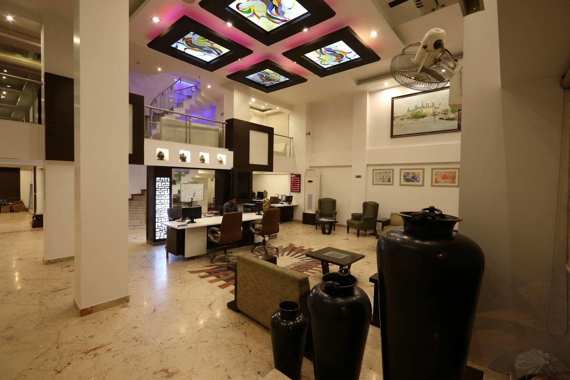 Hotel Le Roi Near New Delhi Railway Station Екстериор снимка