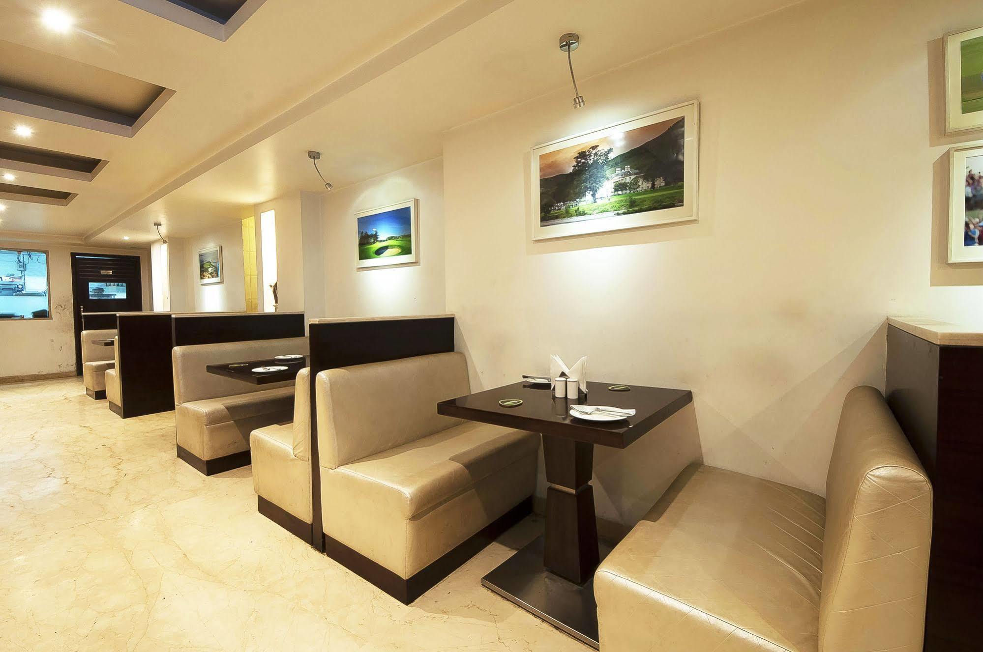 Hotel Le Roi Near New Delhi Railway Station Екстериор снимка