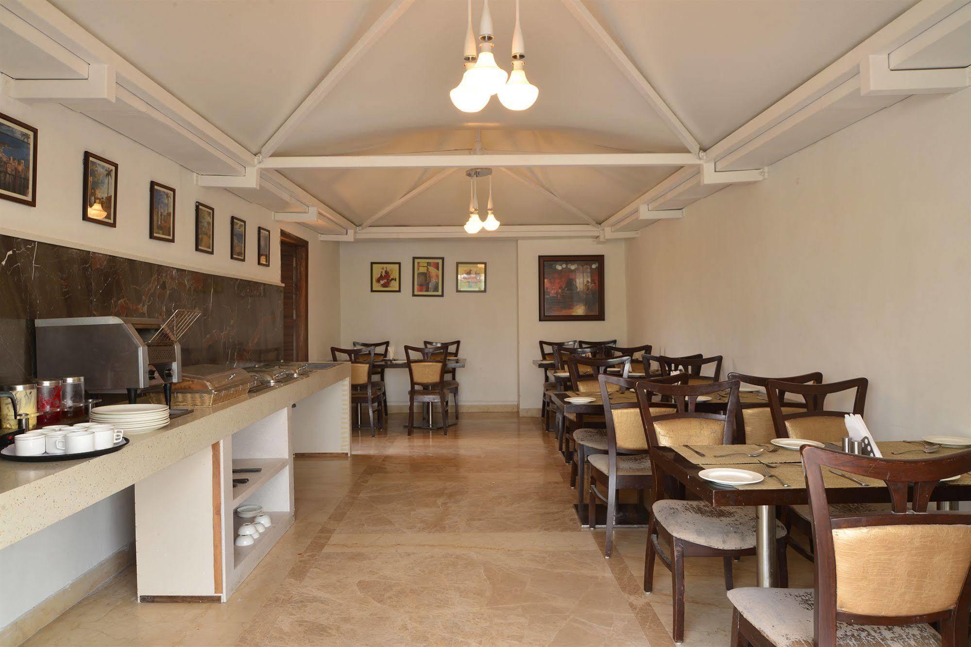 Hotel Le Roi Near New Delhi Railway Station Екстериор снимка