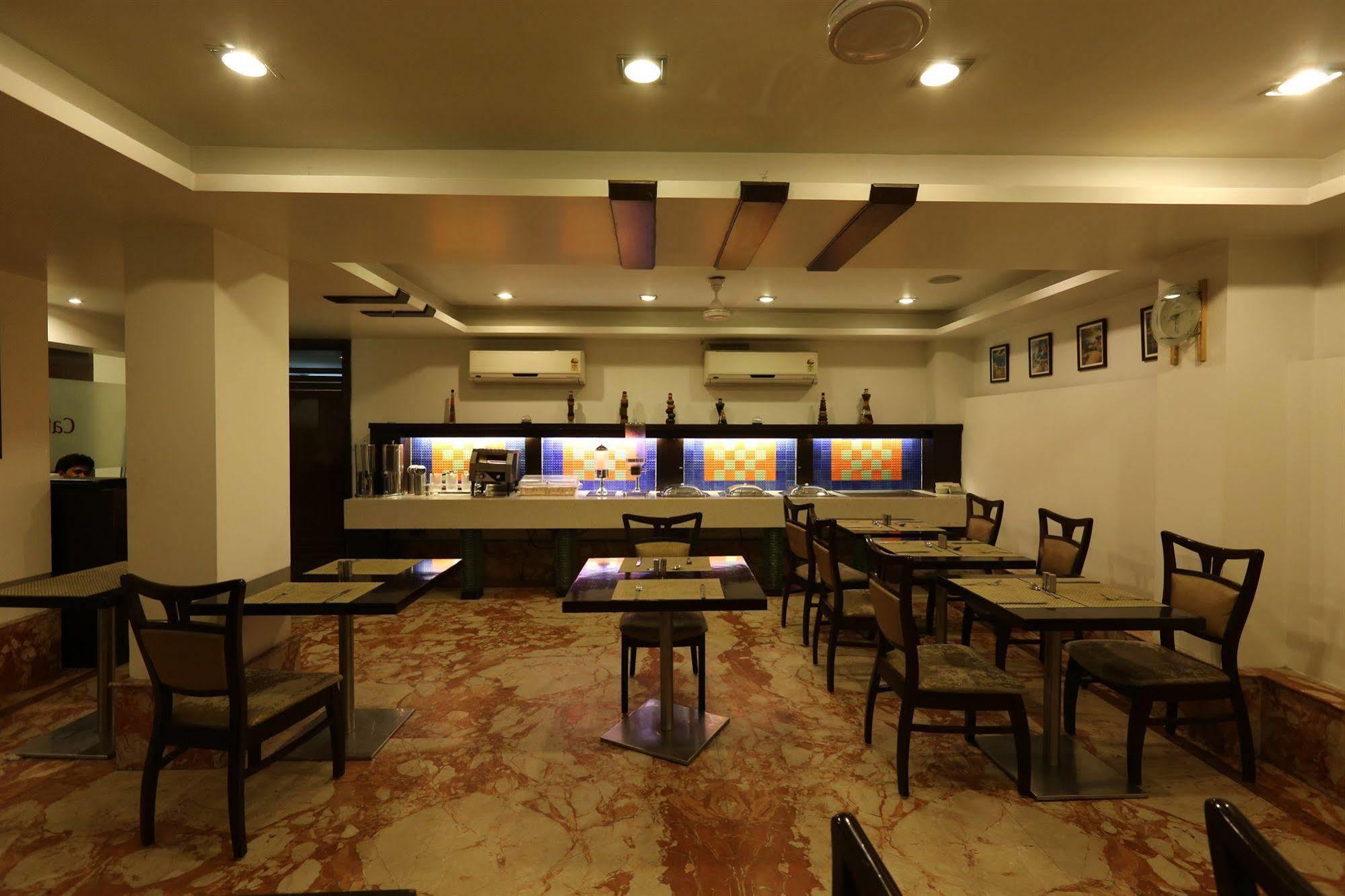 Hotel Le Roi Near New Delhi Railway Station Екстериор снимка