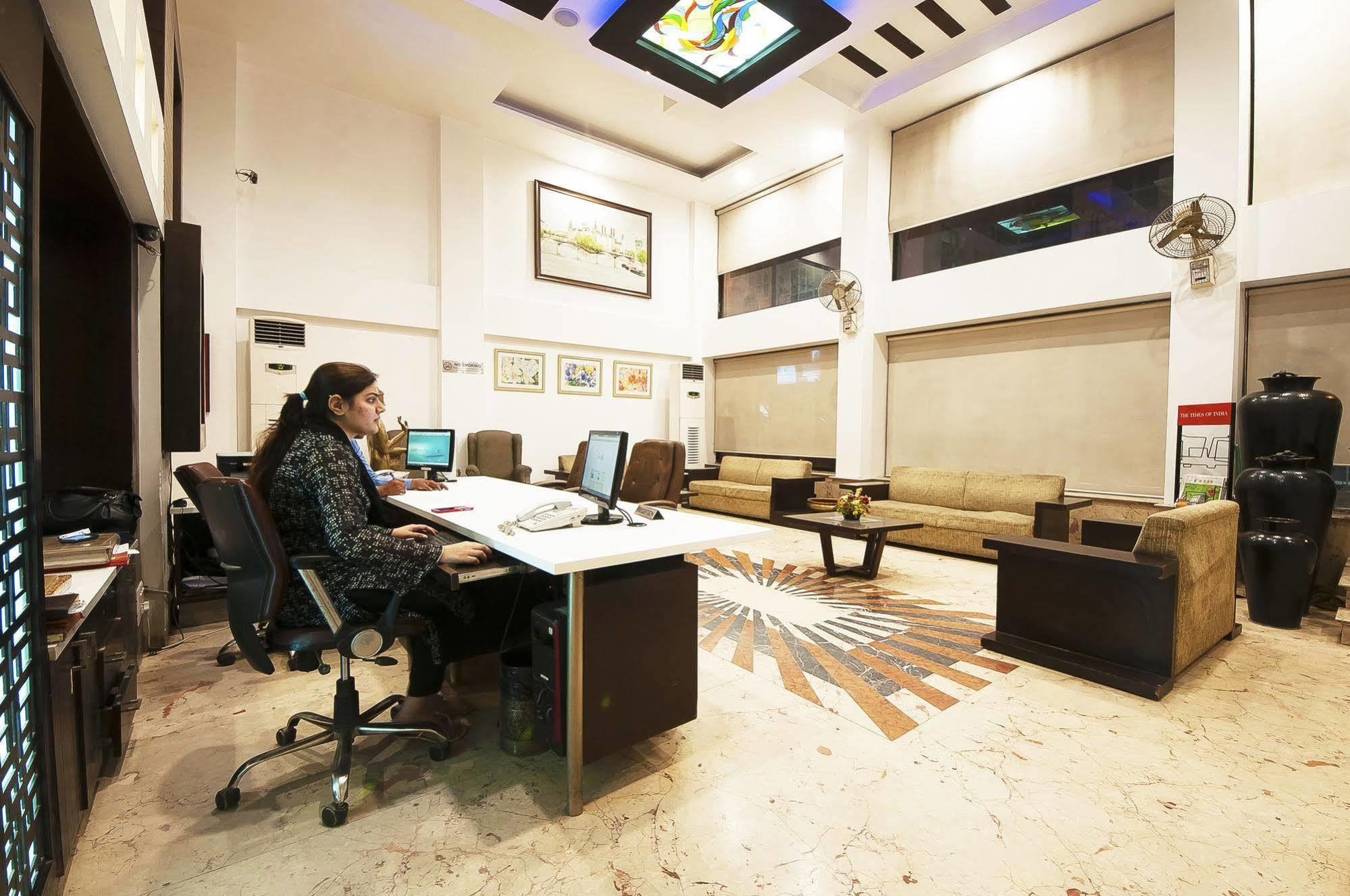 Hotel Le Roi Near New Delhi Railway Station Екстериор снимка