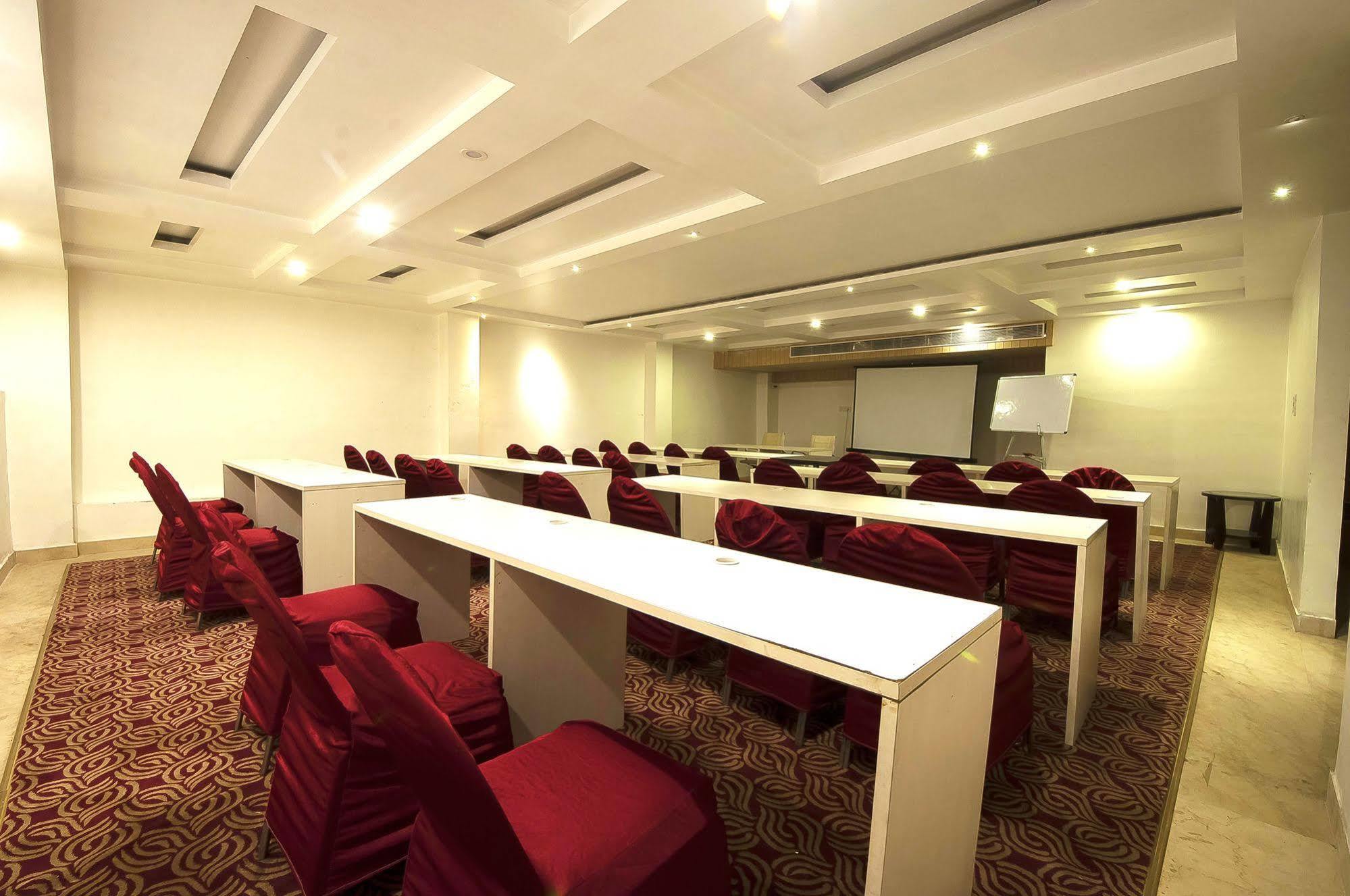 Hotel Le Roi Near New Delhi Railway Station Екстериор снимка